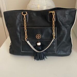 Tory burch shoulder bag gold hardware  very good condition